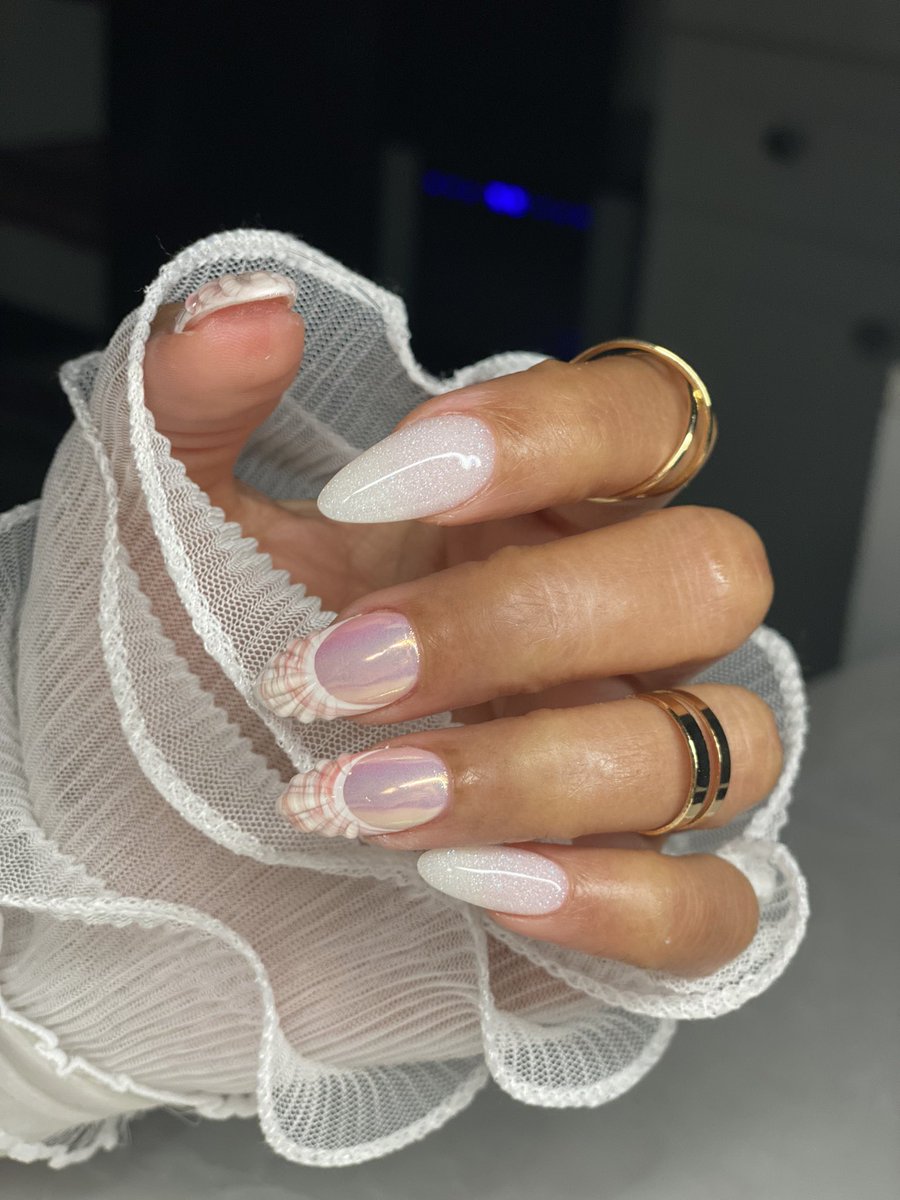 ElusivelyS's tweet image. Staying booked while building up my portfolio for 2025…there’s only one lady I trust with my nails. Take me to the beach!  #handmodeling #modeling #bookme