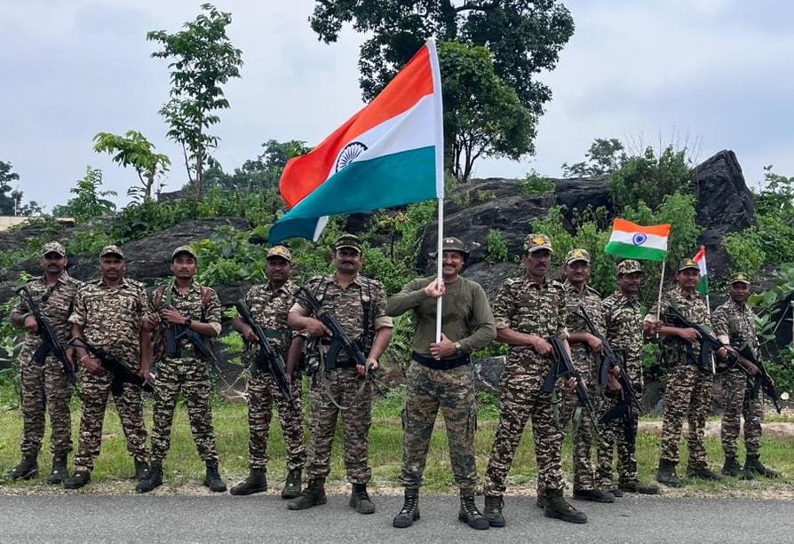 153Crpf's tweet photo. A Naxal stronghold Tarem now witnesses the Tricolor soaring high, the relentless efforts of #153Bn  
@crpfIndia
 🇮🇳 In places like Gundam and Chutwahi #Bijapur #Chhattisgarh, where roads and electricity are returning , #HarGharTiranga campaign symbolizes change! 🌟
#TirangaYatra https://t.co/g7HtU3a12f