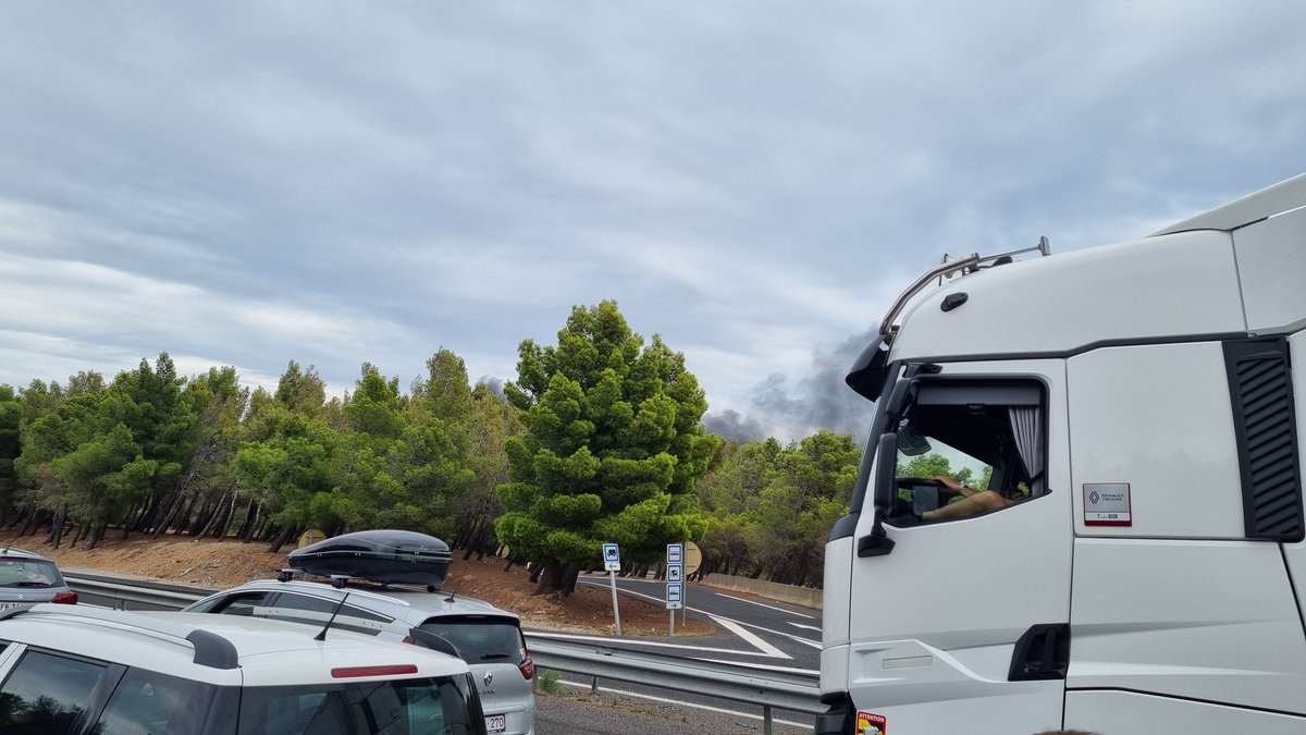 michelcs's tweet photo. A9 Frankrijk bij  Salses-le-Château, Frankrijk noord en zuidelijk snelweg afgesloten door brand. Vermoedelijk een voertuig! @anwb @RTLnieuws @NOS #file #snelweg #afgesloten https://t.co/PfPtfPKLoN