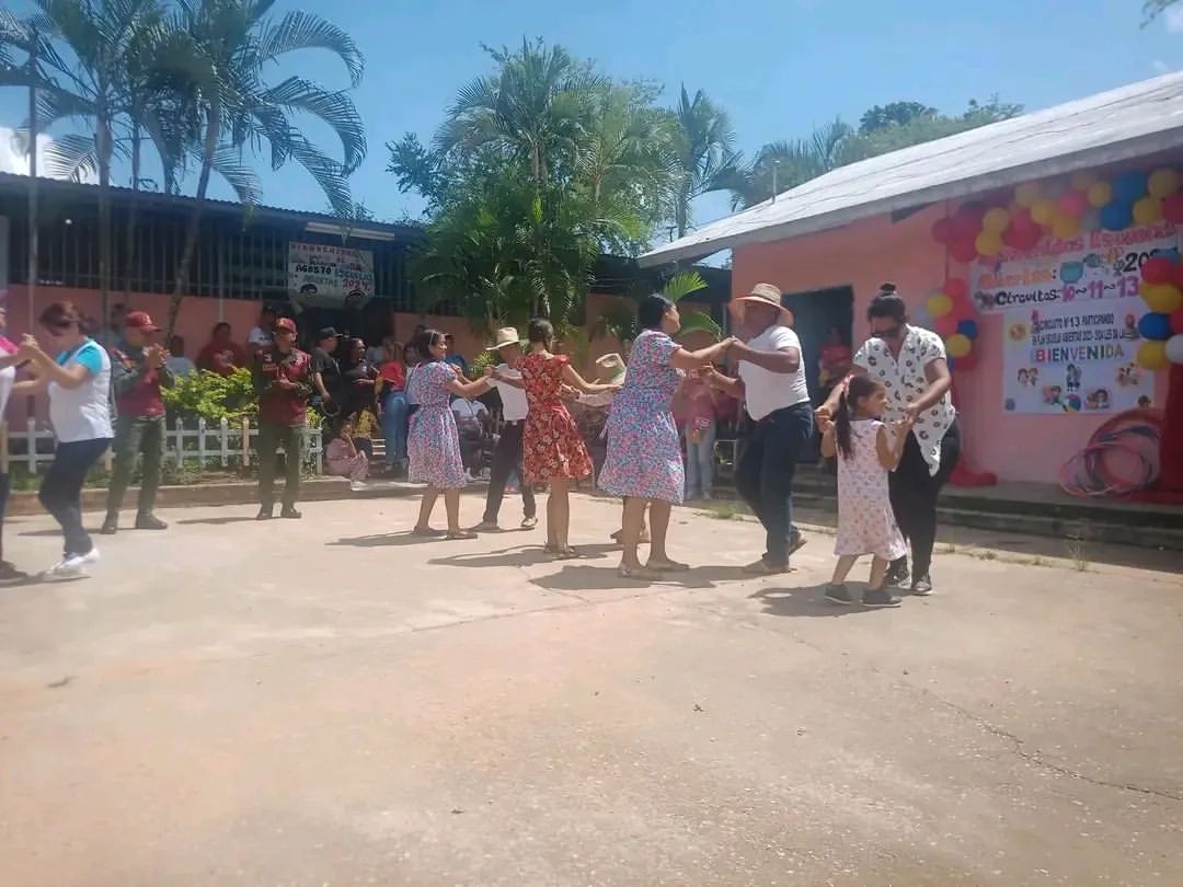 geminismg's tweet photo. Actividades recreativas, deportivas y culturales, son parte de las jornadas del Plan Agosto de Escuelas Abiertas. Niños/as, jóvenes y adultos acompañados de las fuerzas activas del territorio disfrutan de espacios de paz, alegría.

#14Ago
#HastaProntoX
#sergetti
#FidelPorSiempre https://t.co/Qdnipp1kvV