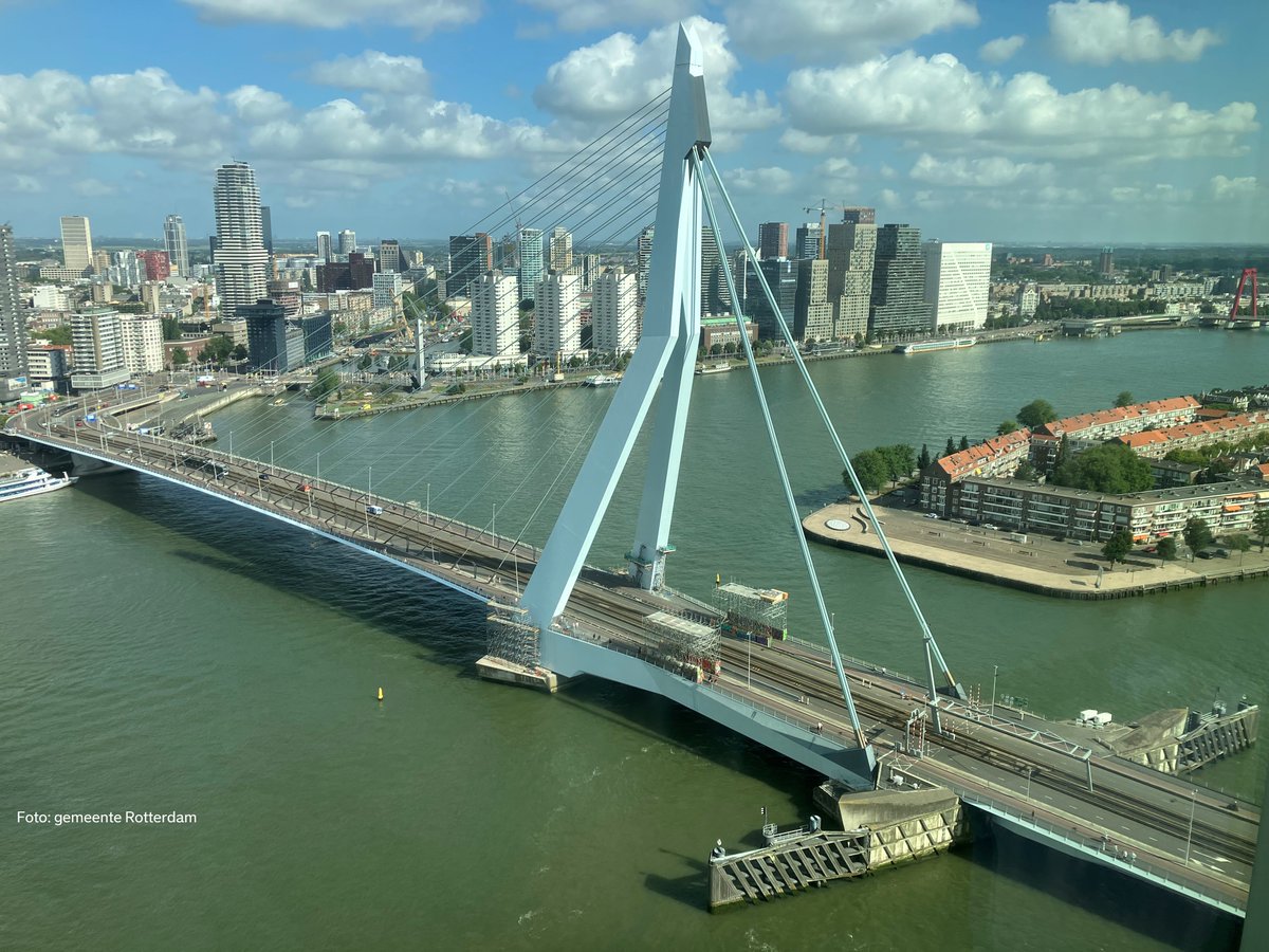 De #Fietspaden op de #Erasmusbrug krijgen een nieuwe slijtlaag 🚲. Het fietspad aan de oostkant is van 15 aug-5 sept aan de beurt. Fietsers fietsen in die periode over de rijbaan (zuid naar noord). Autoverkeer rijdt om via Willemsbrug. Meer info: rotterdam.nl/erasmusbrug