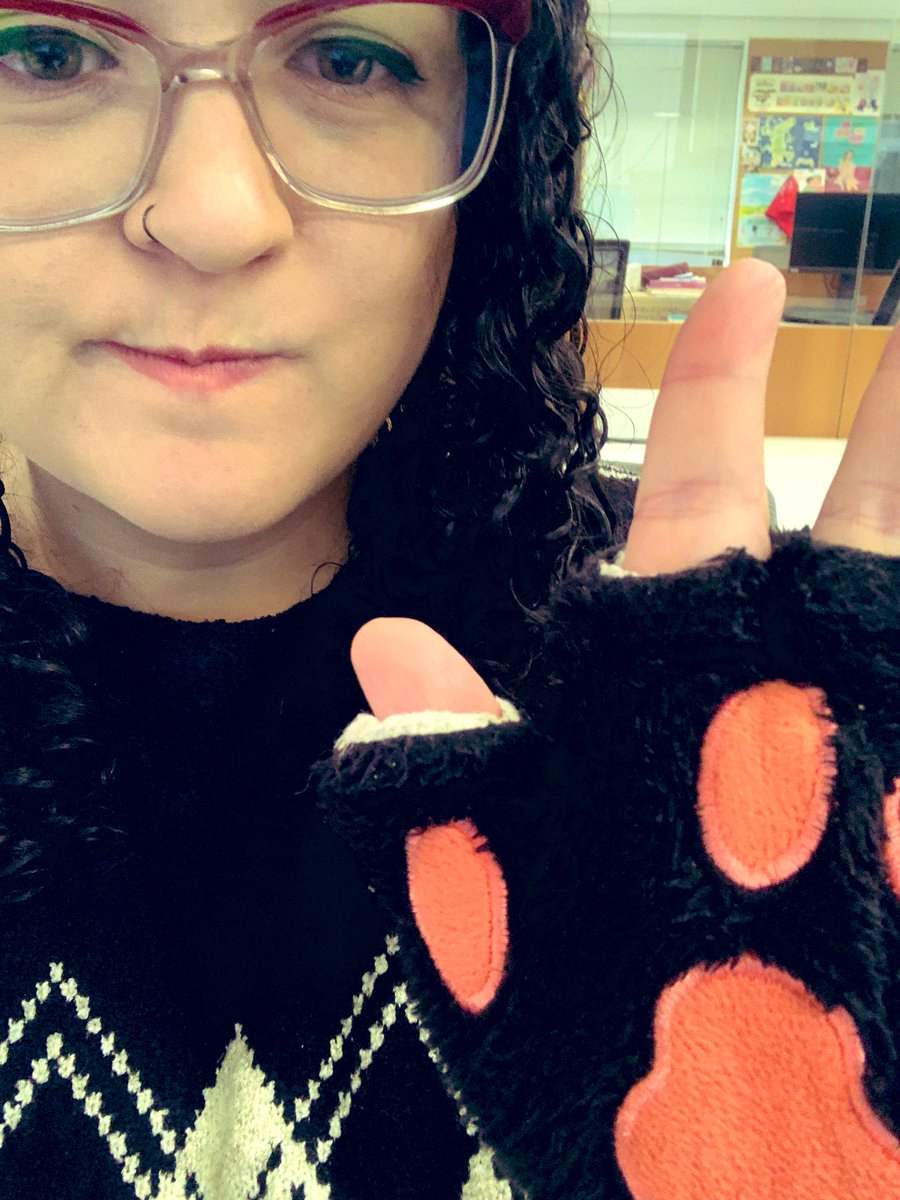 Vim trabalhar com luva de patinha depois fico me perguntando se me levam a sério