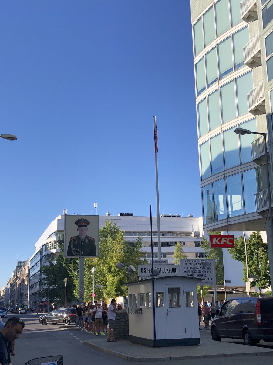 J’ai passé 4 jours à Berlin 

Et je te partage mon expérience :

Alors, j'étais déjà aller à Berlin il y a 10 ans et la ville a totalement changé 

Déjà ma perception a été très différente 

Le petit Elias qui voyait il y a 10 ans seulement une ville remplis de musée et de tag