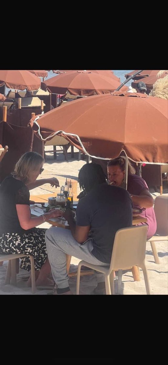 aurelien_veron's tweet photo. La plage privée est à Mathilde ce que la première classe en avion est à Jean-Luc. Plus qu’un devoir, une nécessité… https://t.co/4MYHvq42g1