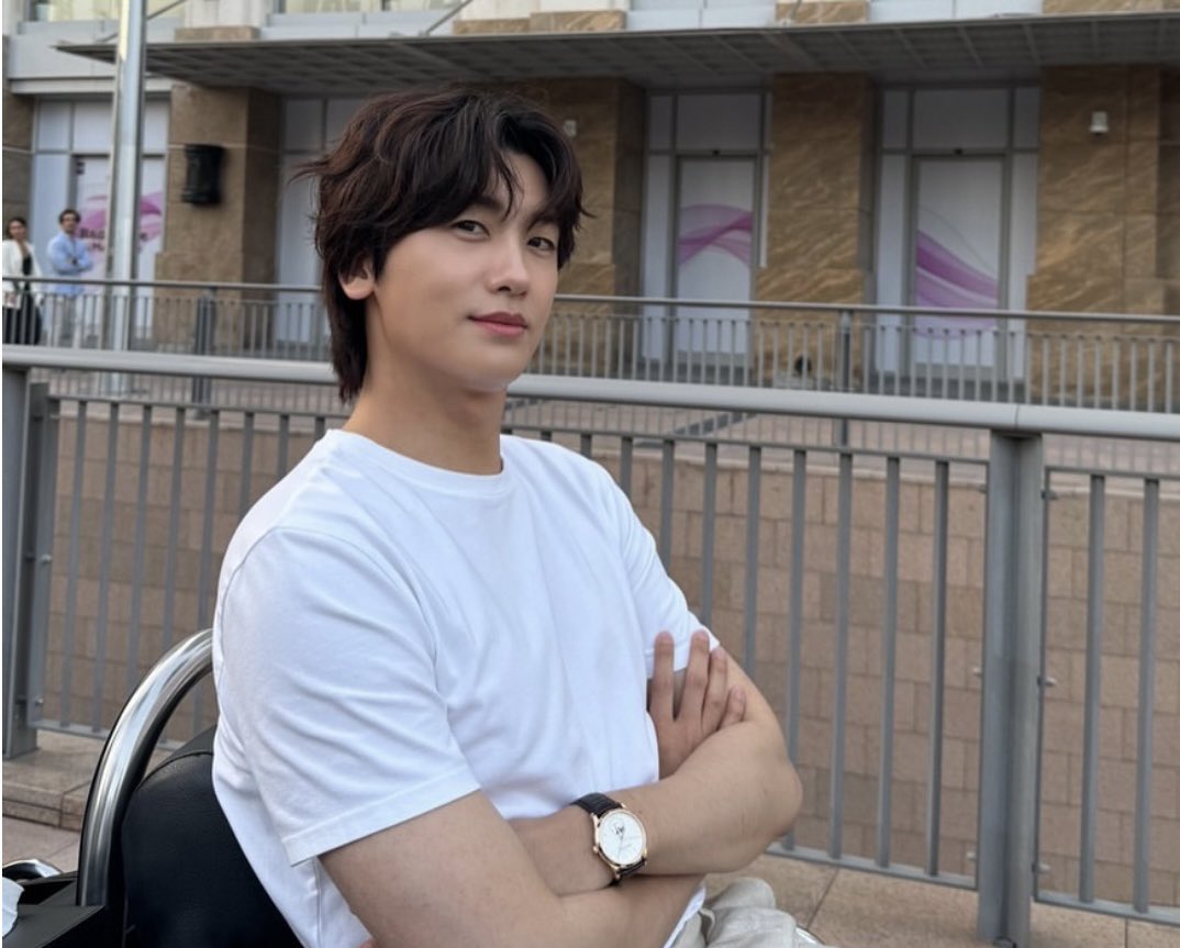 もうさ世界一白Tが似合う！！

それと二の腕の男らしさったらないのよ！！

それにこのお顔でしょ〜？

パーフェクトです♡

何回もしつこく言うけど許して↓↓

・・・ヒョンシク大好き🫶

#パクヒョンシク
#PARKHYUNGSIK