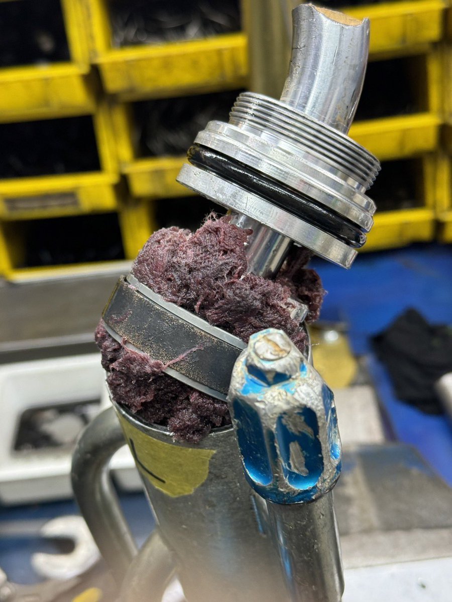 truemanracing's tweet photo. 昨日の折れたショックの中にウエスらしき異物が…
ストロークしないと悩んでいた時間を返して！そして身体の痛みを和らげて欲しい😂

#TOYOTIRES
#FLEX https://t.co/yN0nMblAEu
