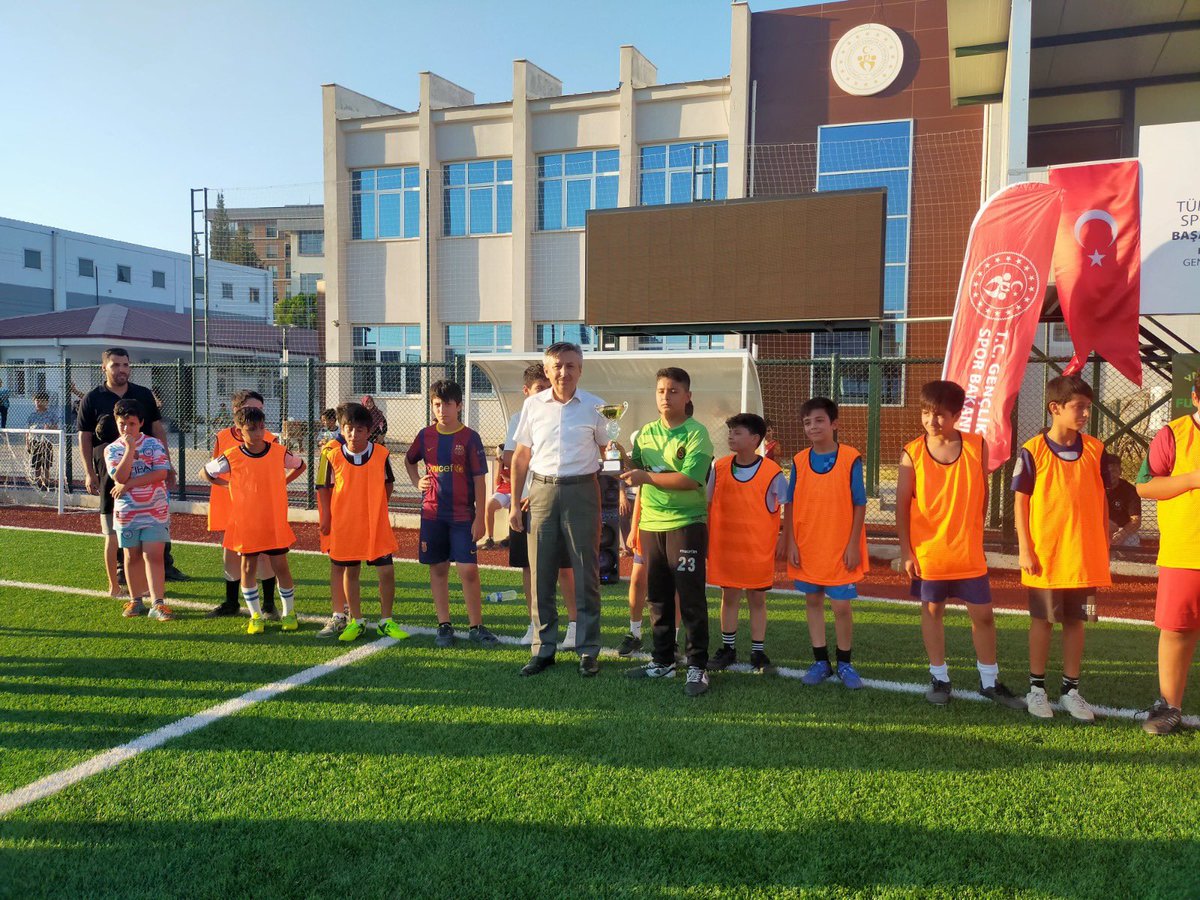 📍Torbalı 
Gençlik ve Spor İlçe Müdürlüğü'müzce organize edilen Yaz Kur'an Kursları Camiler Arası Futbol Turnuvası  sona erdi.

🏆İ.H.L Hudeybiye Camii 1.
🏆Fatih Camii 2.

ödüllerini Torbalı İlçe Müftüsü Sn Mehmet MUSLU  
ve Hüseyin Ökmen takdim etti.

#MerkezimdeBuYaz