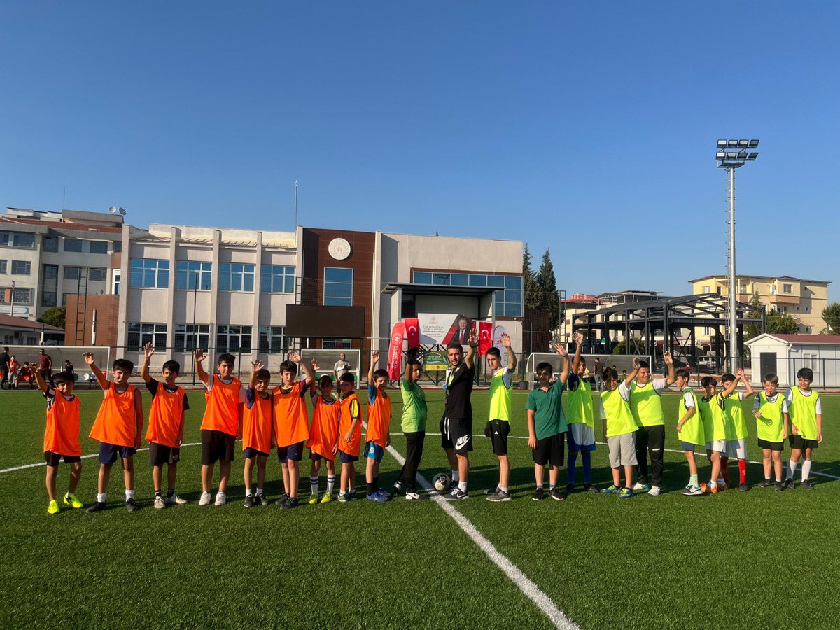 GSB_izmir's tweet photo. 📍Torbalı 
Gençlik ve Spor İlçe Müdürlüğü'müzce organize edilen Yaz Kur'an Kursları Camiler Arası Futbol Turnuvası  sona erdi.

🏆İ.H.L Hudeybiye Camii 1.
🏆Fatih Camii 2.

ödüllerini Torbalı İlçe Müftüsü Sn Mehmet MUSLU  
ve Hüseyin Ökmen takdim etti.

#MerkezimdeBuYaz https://t.co/mEJ2fXKSuL