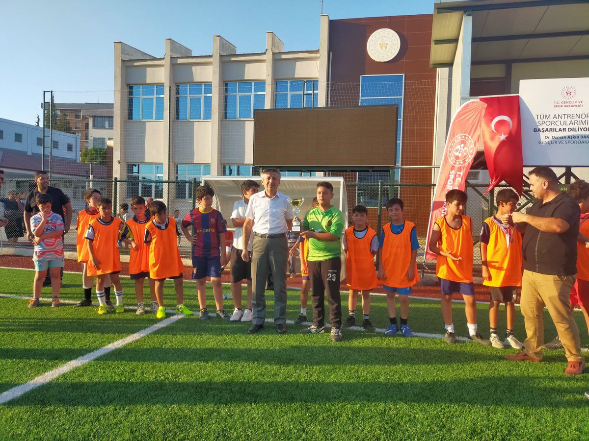 GSB_izmir's tweet photo. 📍Torbalı 
Gençlik ve Spor İlçe Müdürlüğü'müzce organize edilen Yaz Kur'an Kursları Camiler Arası Futbol Turnuvası  sona erdi.

🏆İ.H.L Hudeybiye Camii 1.
🏆Fatih Camii 2.

ödüllerini Torbalı İlçe Müftüsü Sn Mehmet MUSLU  
ve Hüseyin Ökmen takdim etti.

#MerkezimdeBuYaz https://t.co/mEJ2fXKSuL