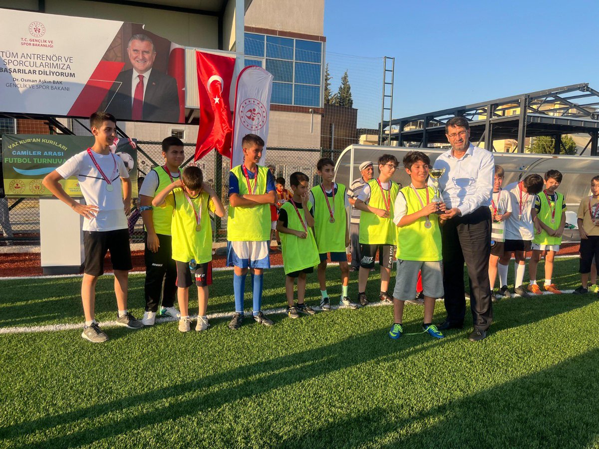 GSB_izmir's tweet photo. 📍Torbalı 
Gençlik ve Spor İlçe Müdürlüğü'müzce organize edilen Yaz Kur'an Kursları Camiler Arası Futbol Turnuvası  sona erdi.

🏆İ.H.L Hudeybiye Camii 1.
🏆Fatih Camii 2.

ödüllerini Torbalı İlçe Müftüsü Sn Mehmet MUSLU  
ve Hüseyin Ökmen takdim etti.

#MerkezimdeBuYaz https://t.co/mEJ2fXKSuL