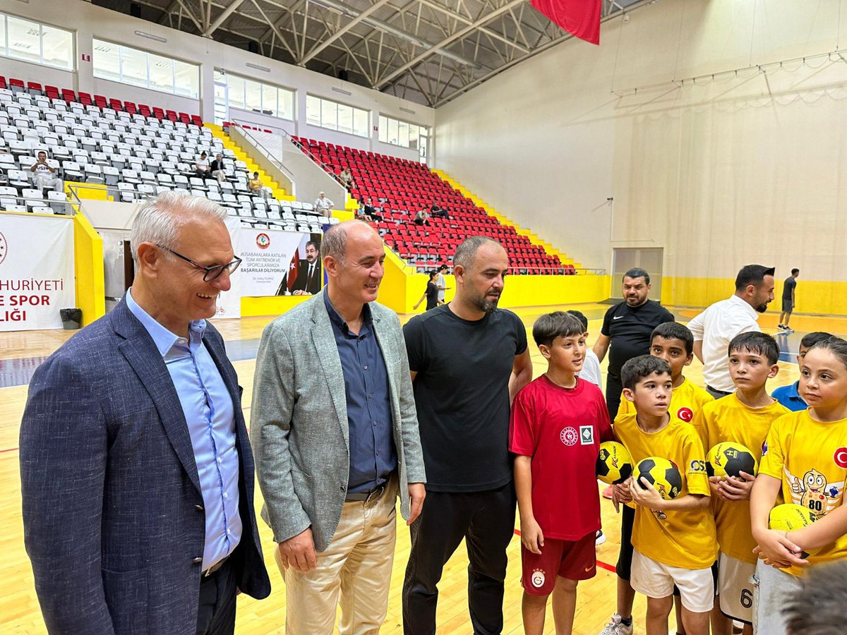 Hentbol_Fed's tweet photo. Hentbolun yurt çapında gelişimi için görüşmelerini sürdüren THF Başkanı Uğur Kılıç, Osmaniye'de temaslarda bulundu. THF Asbaşkanı Ediz Erkovan ve Osmaniye İl Temsilcisi Aylin Başlamışlı ile birlikte Osmaniye Gençlik ve Spor İl Müdürü Yusuf Çebi'yi ziyaret etti. 

Kılıç ve beraberindekiler daha sonra Gençlik ve Spor İl Müdürlüğü ile Osmaniye Belediyesi'nin düzenlediği Yaz Spor Okulları öğrencileri ile Havalı Hentbol Fıstıkları projesinde yer alan hentbolcular ile bir araya gelerek sohbet etti.

#HentbolSenin @UgurKilic03 @AylinBaslamisli @EERKOVAN @61yusufcebi