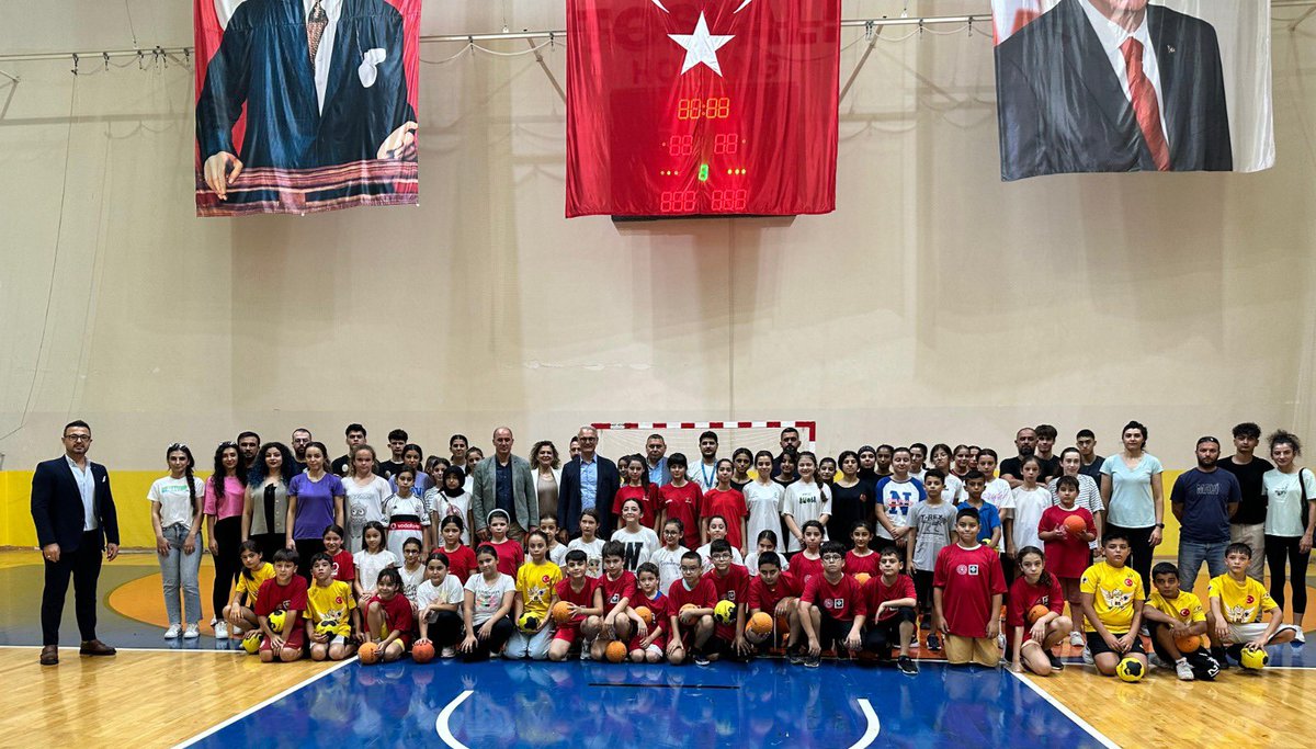 Hentbol_Fed's tweet photo. Hentbolun yurt çapında gelişimi için görüşmelerini sürdüren THF Başkanı Uğur Kılıç, Osmaniye'de temaslarda bulundu. THF Asbaşkanı Ediz Erkovan ve Osmaniye İl Temsilcisi Aylin Başlamışlı ile birlikte Osmaniye Gençlik ve Spor İl Müdürü Yusuf Çebi'yi ziyaret etti. 

Kılıç ve beraberindekiler daha sonra Gençlik ve Spor İl Müdürlüğü ile Osmaniye Belediyesi'nin düzenlediği Yaz Spor Okulları öğrencileri ile Havalı Hentbol Fıstıkları projesinde yer alan hentbolcular ile bir araya gelerek sohbet etti.

#HentbolSenin @UgurKilic03 @AylinBaslamisli @EERKOVAN @61yusufcebi