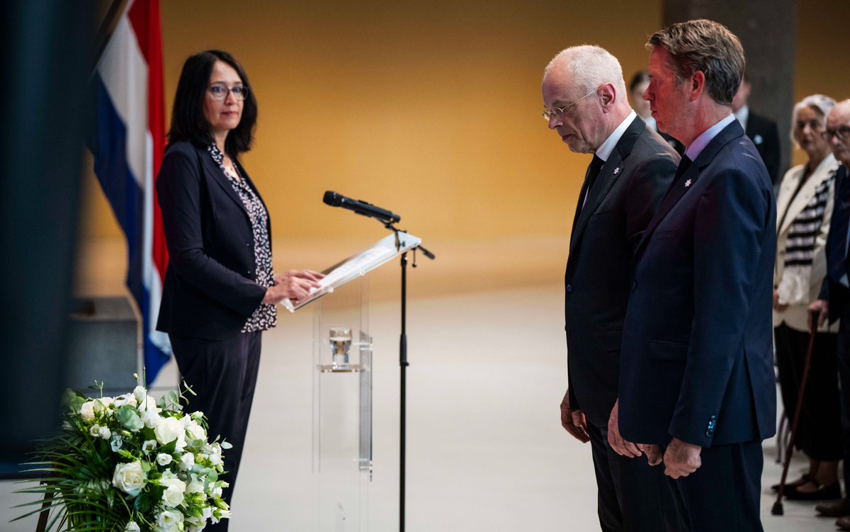 Tweede Kamer (@2ekamertweets) on Twitter photo In de #TweedeKamer zijn vandaag alle slachtoffers van de Tweede Wereldoorlog in voormalig Nederlands-Indië herdacht. Voorzitter Martin Bosma legde samen met <a href="/EersteKamer/">Eerste Kamer der Staten-Generaal</a> Voorzitter <a href="/Jan_Anthonie/">Jan Anthonie Bruijn</a> een krans bij de Indische plaquette in de hal van het Tweede Kamergebouw. Lees meer: In de #TweedeKamer zijn vandaag alle slachtoffers van de Tweede Wereldoorlog in voormalig Nederlands-Indië herdacht. Voorzitter Martin Bosma legde samen met <a href="/EersteKamer/">Eerste Kamer der Staten-Generaal</a> Voorzitter <a href="/Jan_Anthonie/">Jan Anthonie Bruijn</a> een krans bij de Indische plaquette in de hal van het Tweede Kamergebouw. Lees meer: