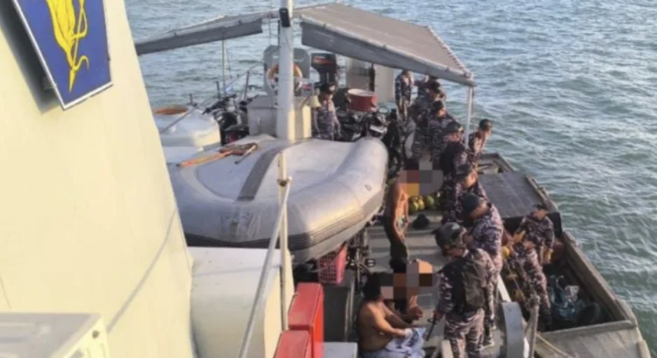 TracTerrorism's tweet image. Three #Pirates Intercepted and captured by the Indonesian Navy, Following an Attempted Armed Robbery On a Greek-Flagged Tanker, #Nipa Island, Riau Islands, #Sumatra Region, #Indonesia
trackingterrorism.org/chatter/pirate…