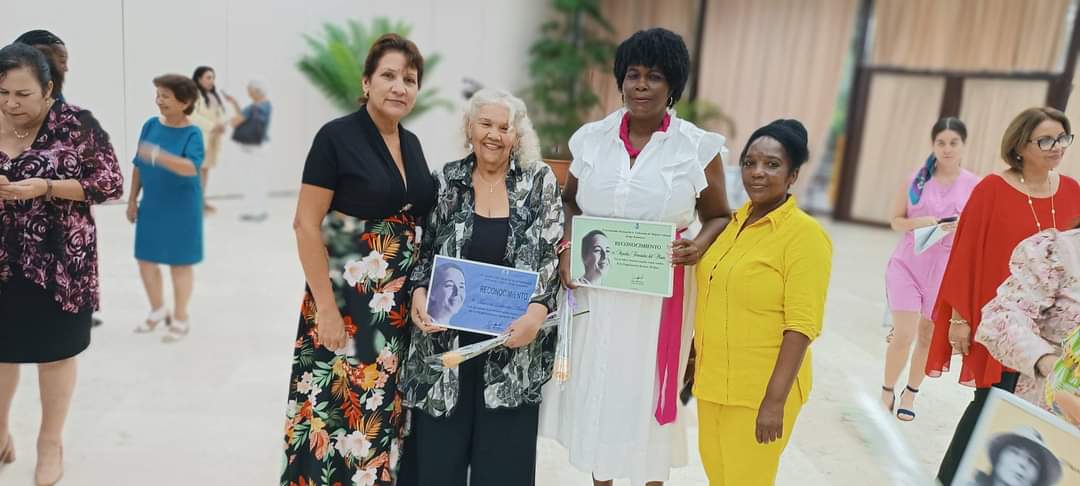 Fueron condecoradas mujeres que resisten el paso del tiempo complejo que les tocó vivir pero no se detienen y ahí estaban más lindas que nunca. #MujeresEnRevolución