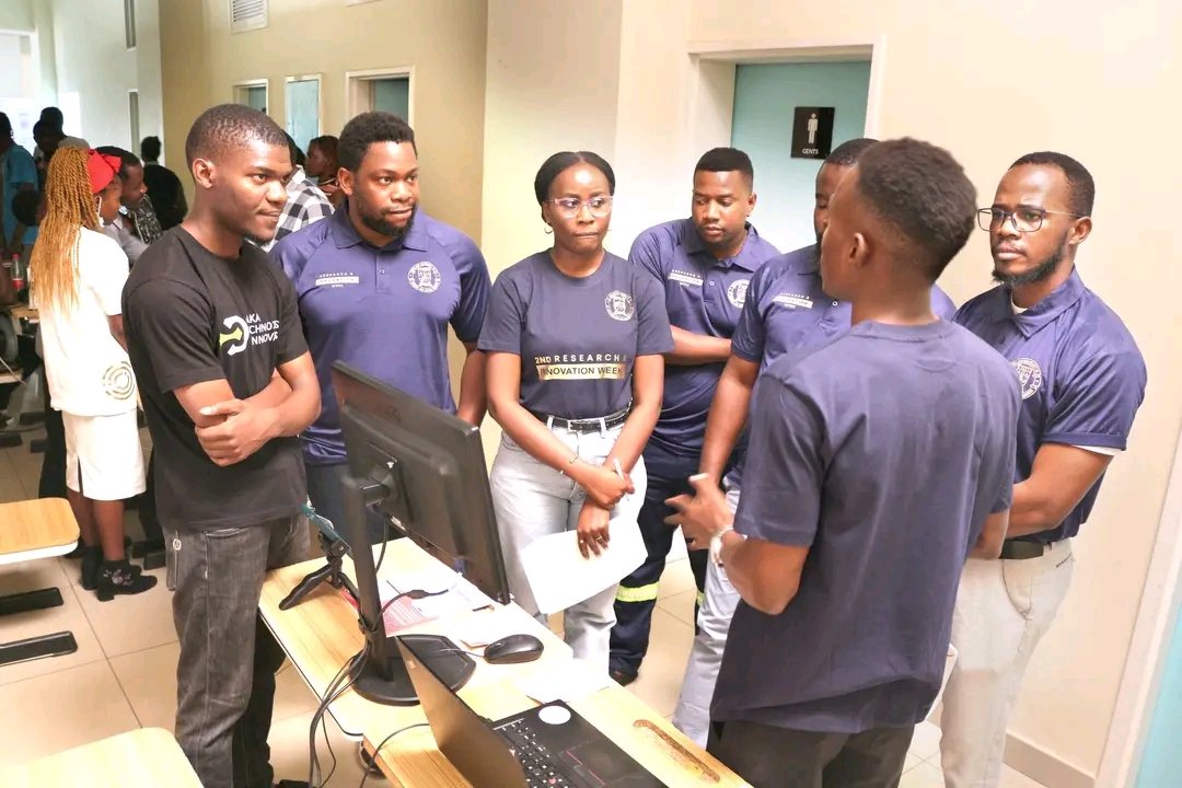 yazzaxris's tweet image. MUBAS organised a 2nd Research Innovation week to honour the vital part that research and innovation plays in wealth creation.
Pics showing innovators presenting their innovations to the judges.

Meanwhile the Trophies for the event were made at Unipod...
#Unipod
#Mubas