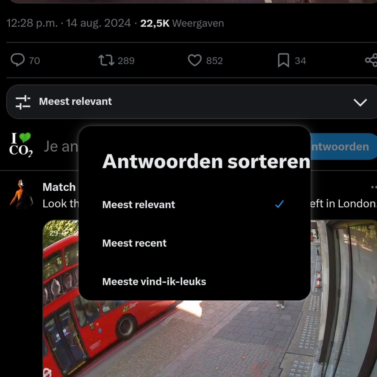 __K_C_B__'s tweet image. Heel langzaam begint #Twitter (weer) op #Facebook te lijken.
Sinds kort worden de #reacties onder posts #gefilterd weergegeven. Wil je dat niet, moet je IEDERE KEER daar apart voor kiezen.

Web versie (L): 'Meest relevant' (wie bepaalt dat en hoe?)
App versie (R): 'Trending'