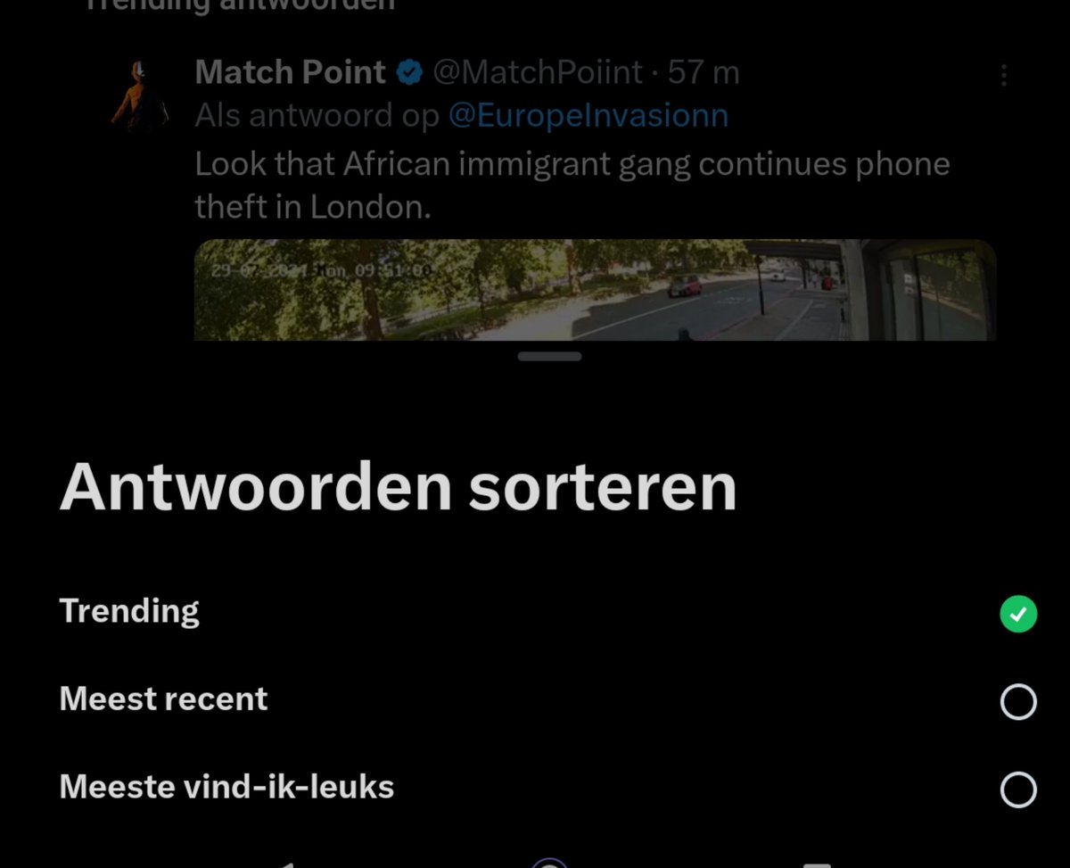 __K_C_B__'s tweet image. Heel langzaam begint #Twitter (weer) op #Facebook te lijken.
Sinds kort worden de #reacties onder posts #gefilterd weergegeven. Wil je dat niet, moet je IEDERE KEER daar apart voor kiezen.

Web versie (L): 'Meest relevant' (wie bepaalt dat en hoe?)
App versie (R): 'Trending'