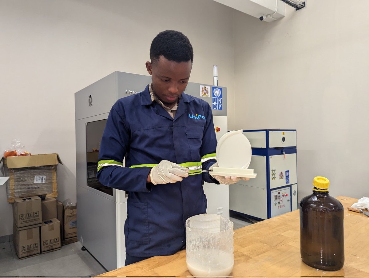 yazzaxris's tweet image. MUBAS organised a 2nd Research Innovation week to honour the vital part that research and innovation plays in wealth creation.
Pics showing innovators presenting their innovations to the judges.

Meanwhile the Trophies for the event were made at Unipod...
#Unipod
#Mubas