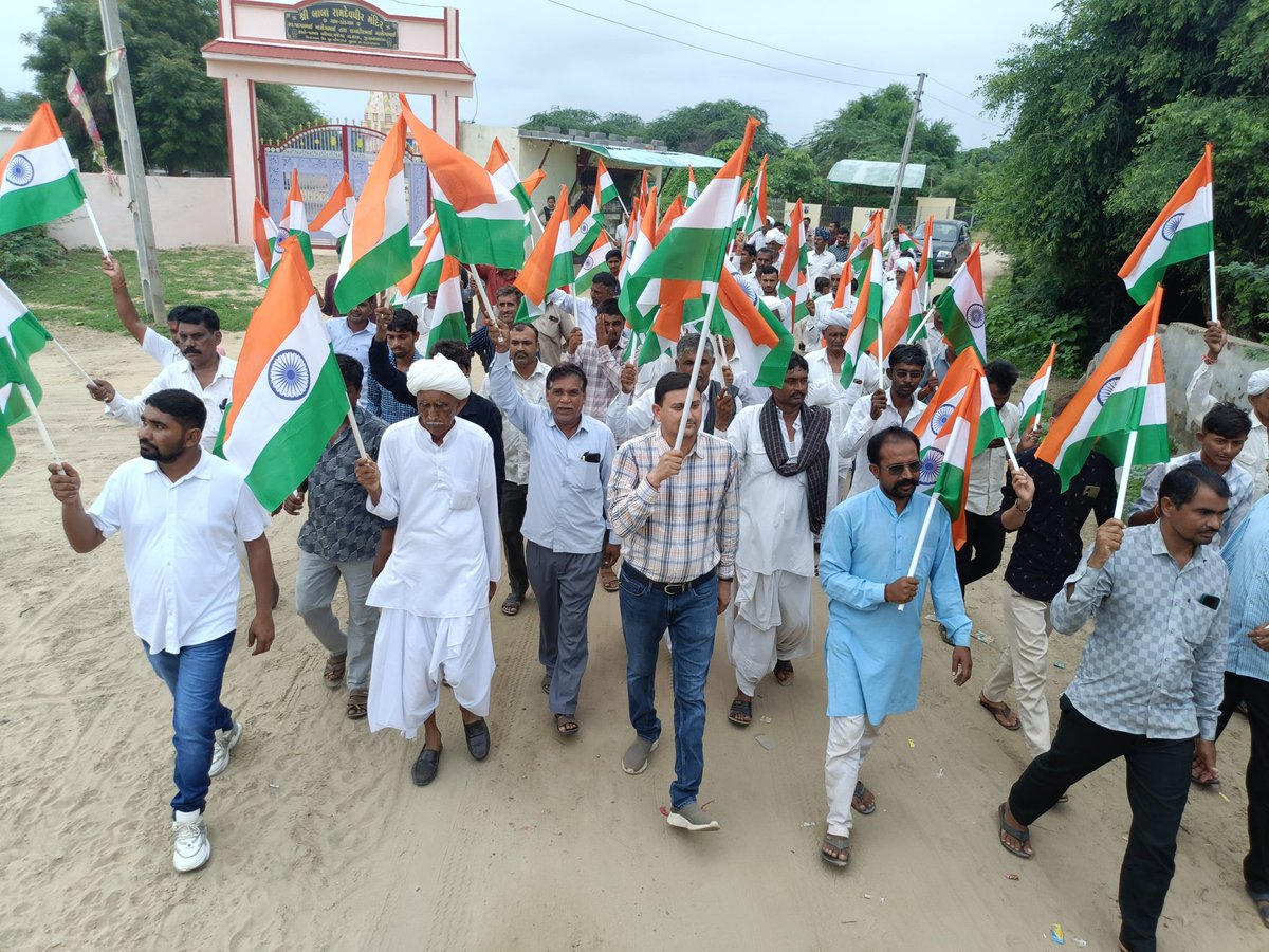 TDO_THARAD's tweet photo. શૌર્ય, શાંતિ અને સમૃદ્ધિનું પ્રતિક છે તિરંગો... મારું ગૌરવ, મારું અભિમાન છે તિરંગો...

આજરોજ ડોડગામ ગામે #HarGharTiranga 
#HarGharTirangaGujarat અભિયાન અંતર્ગત તિરંગા યાત્રાનું આયોજન કરવામાં આવેલ હતું જેમાં બહોળી સંખ્યામાં લોકોએ ઉત્સાહભેર ભાગ લીધો.@KajalAmbaliya @ChaudhryShankar https://t.co/MwudrATp4X