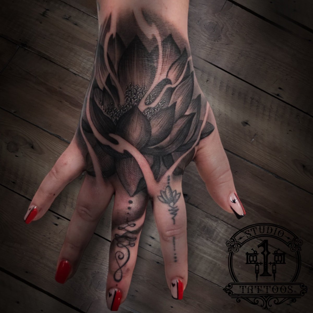 Studio1tat2's tweet photo. 🪷🌸 Lotus 🌸🪷
By @startattooist 
#tattoo #lotus #girlyhandtattoo #lotusflower #tattoos #tattooist #tattooartist #artist #unalome #realism #art #tattooideas #buddhism #tattooart #hand #kent #Studio1TattooShop #bexley #london #LondonTattoos #londontattoo #londontattooartist #uk https://t.co/PobjVuAWii