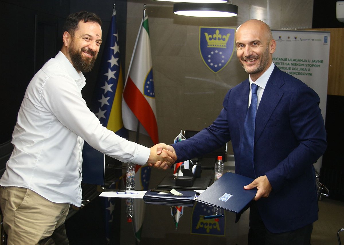 UNDPBiH's tweet photo. An agreement with the Zenica-Doboj Canton Government has been signed to jointly invest in retrofitting 20 schools.
Implementation of #EnergyEfficiency measures will cut heating costs in schools by ~60%.
#LowCarbon🤝@theGCF
https://t.co/JZyxUxx2GH https://t.co/Aee2fB86Bv