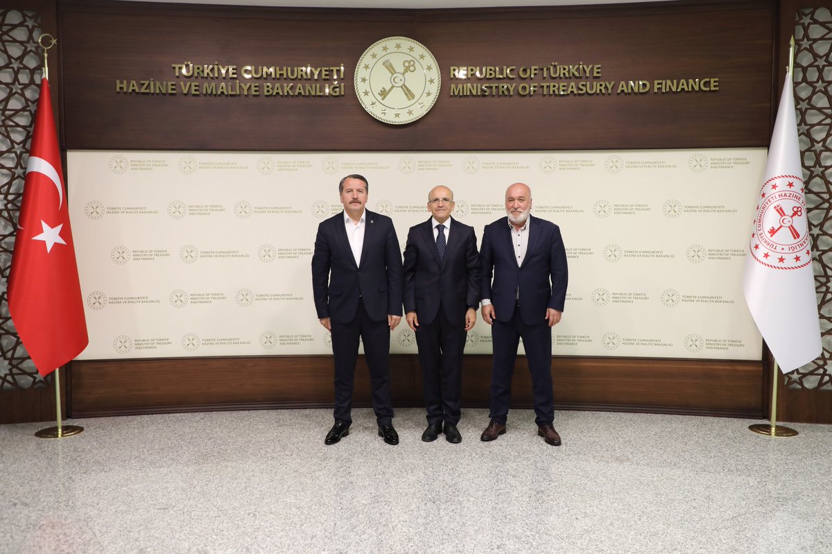 MemurSenKonf's tweet photo. Genel Başkanımız Ali Yalçın ve beraberindeki Genel Başkan Yardımcımız Hacı Bayram Tonbul, Hazine ve Maliye Bakanı Mehmet Şimşek’i ziyaret etti. 

Ziyarette; servis konusundan 3600 ek göstergeye, toplu sözleşme kararlarının uygulanmasından koruyucu giyim yardımına kadar birçok konu ele alındı.

Detaylar⤵️
https://t.co/cgTxwywDMo