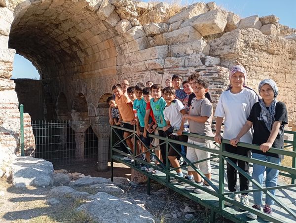 YAZ KUR'AN KURSU İLE GEZİ
Erdemli İlçe Müftülüğü'ne bağlı Tabiye Mahallesi Cami Yaz Kur’an kursunda öğrenim gören öğrencilere yönelik Cami İmam Hatibi Mürsel Çakmaker nezaretinde Silifke İlçesinde bulunan tarihi ve turistik yerlere gezi düzenlenip piknik programı gerçekleştirildi