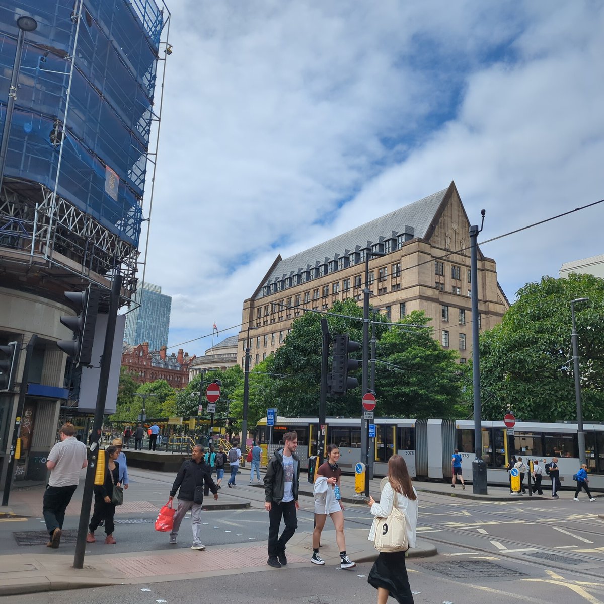 Yesterday I saw <a href="/AngelaRayner/">Angela Rayner</a> on the train to Manchester, today I think I saw <a href="/macinnes_neil/">Neil MacInnes OBE</a> outside the library (he kindly gave a brilliant talk at @SuffolkLibrary last year) #Manchester #heroes #DidntSpeakToSayThankYou