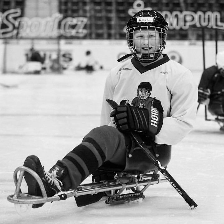 parahockeycz's tweet photo. 🕊️ Každý zápas jednou skončí. Některé ale končí až bolestně brzy.

Ondra bojoval s neuvěřitelnou silou a odvahou. Na ledě i v životě. Součástí naší parahokejové rodiny budeš, Ondro, už navždy. Naše myšlenky míří k rodině a nejbližším. 

S úctou a soucitem,
Český parahokej https://t.co/D5uZKhdrd1