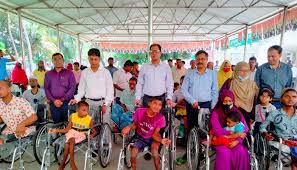 কালিয়াকৈরে প্রতিবন্ধী শিক্ষার্থীদের মাঝে হুইলচেয়ার বিতরণ