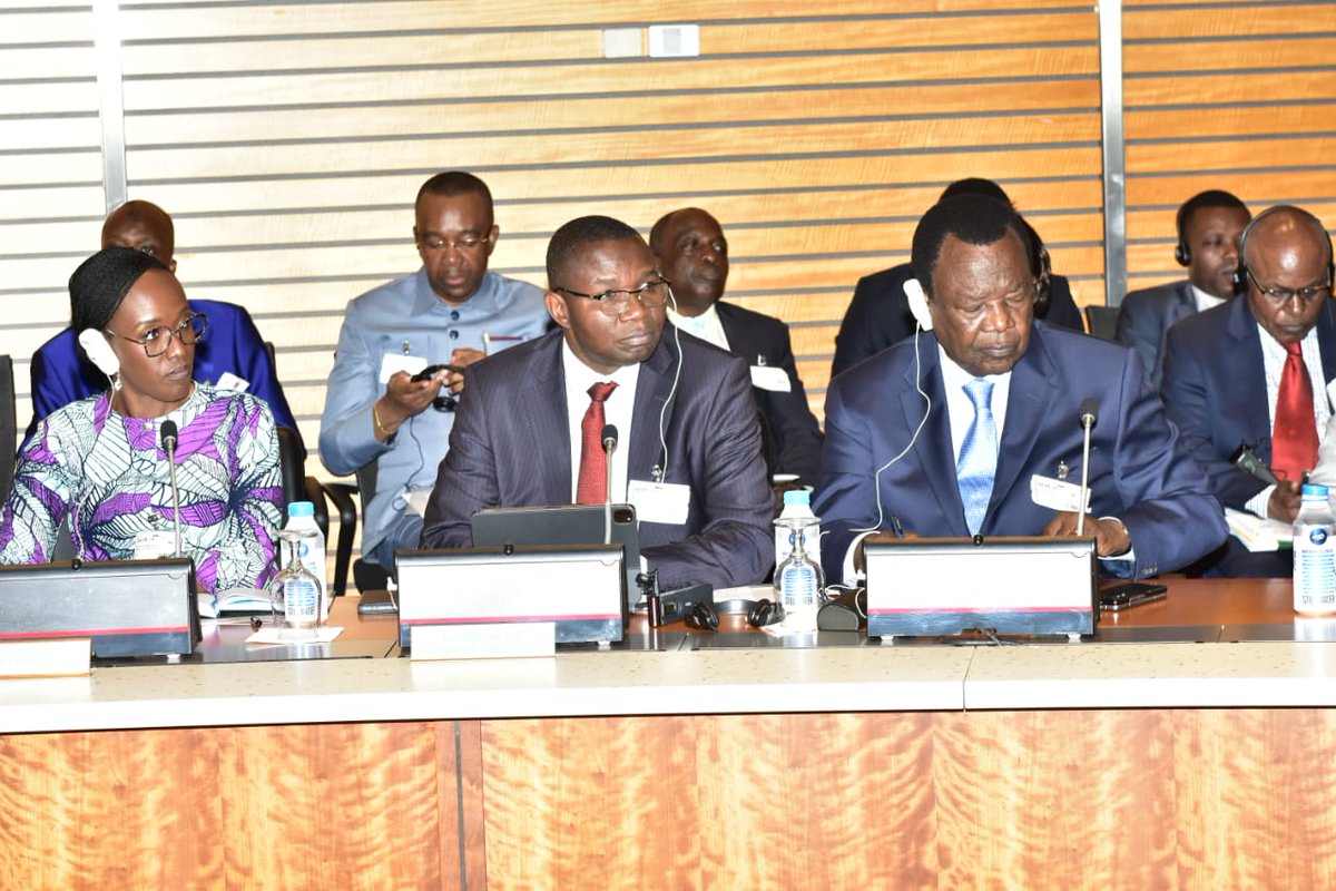 Aigle603482822's tweet photo. #RDC #COMMEXT #ANAPEX
Forum AGOA 2025 à Kinshasa: une occasion pour la RDC de vendre son image
Kinshasa, capitale de la RDC, accueillera le Forum AGOA 2025. Une décision prise par consensus par les Ministres présents aux travaux du 24 juillet 2024 au siège de la Banque mondiale à Washington D.C aux USA.
Le dossier de candidature de la RDC a été porté avec tact par le Ministre du commerce extérieur, @julienpalukucom sous la supervision de la Première Ministre et le leadership visionnaire du Président de la République.
Au nombre des officiels de la délégation congolaise, on peut noter le Directeur Général de l'ANAPEX, #Mike #Tambwe #Lubemba.
L'organisation du Forum AGOA 2025 constitue un créneau important pour la RDC afin de vendre son image de marque, consolider ses liens avec les pays éligibles à l'AGOA, et mieux se positionner à tirer profit du programme AGOA. Bien plus, l'organisation du Forum AGOA 2025 en RDC est une opportunité que le secteur privé congolais (investisseurs et exportateurs) et la société civile devront saisir de façon stratégique pour réseauter et tisser des partenariats intelligents avec les participants.
Pour rappel, l'initiative AGOA est une loi américaine permettant aux pays d'Afrique subsaharienne d'exporter vers les Etats-Unis en franchise de droit de douane et de quotas. Cette loi comprend aussi un volet investissement capital pour les pays éligibles.
@fatshi13 @SuminwaJudith @julienpalukucom @GuylainNyemboM