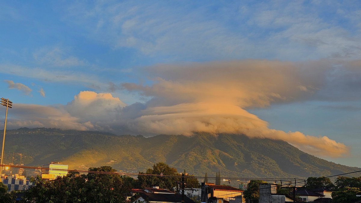 GuzmannAlexis's tweet photo. Volcán de San Salvador, que bonito amanece este 14 de agosto. https://t.co/M3kRSFn6tz