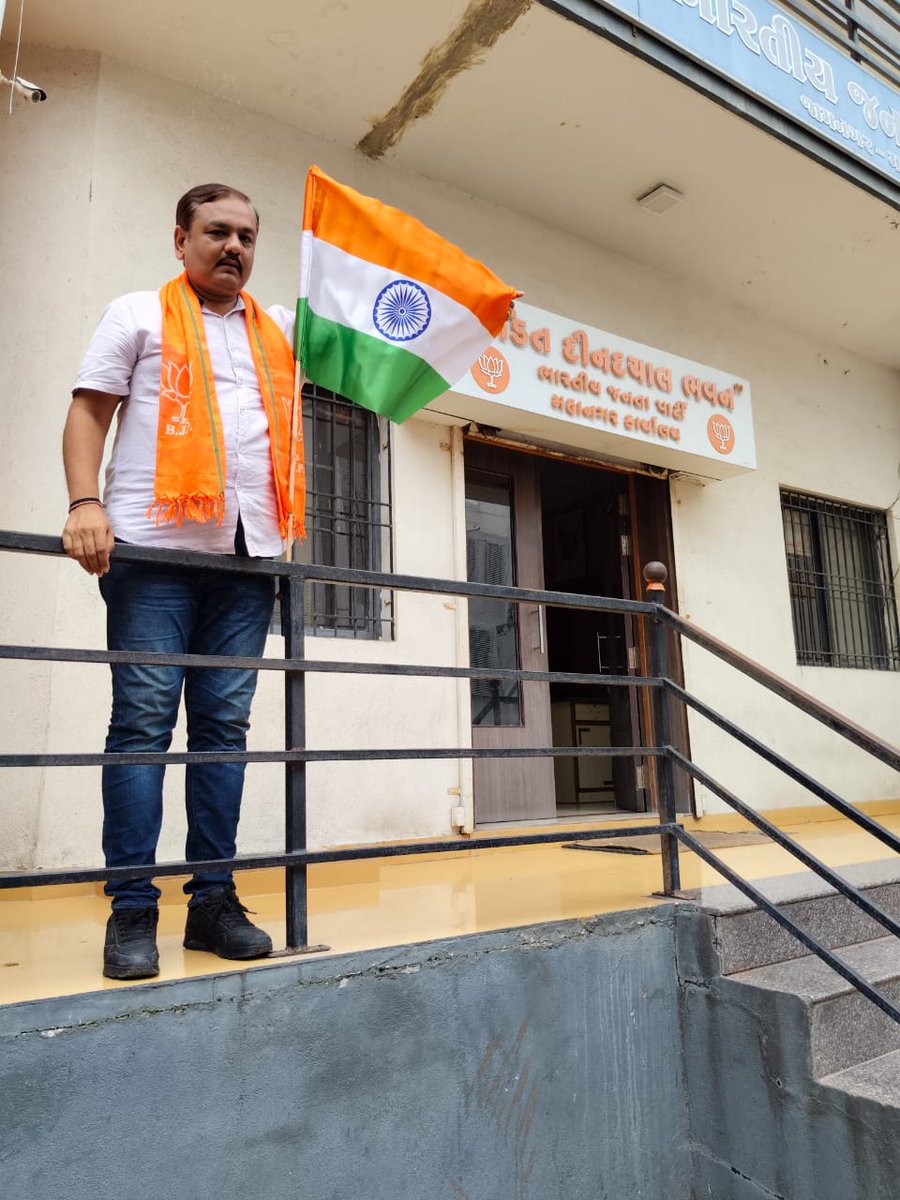 vimal_kagathara's tweet photo. ત્રણ રંગોથી તૃપ્ત તિરંગો, 
ગૌરવ સાથે સદાય ગગને લહેરાય....!

યશસ્વી વડાપ્રધાન શ્રી @narendramodi સાહેબના 'હર ઘર તિરંગા' અભિયાન અંતર્ગત આઝાદીની ઉજવણીના ભાગરૂપે આજરોજ જામનગર મહાનગર ભારતીય જનતા પાર્ટી કાર્યાલય ખાતે ગૌરવભેર તિરંગો લહેરાવ્યો.

#HarGharTiranga https://t.co/iLoTEvBHyA