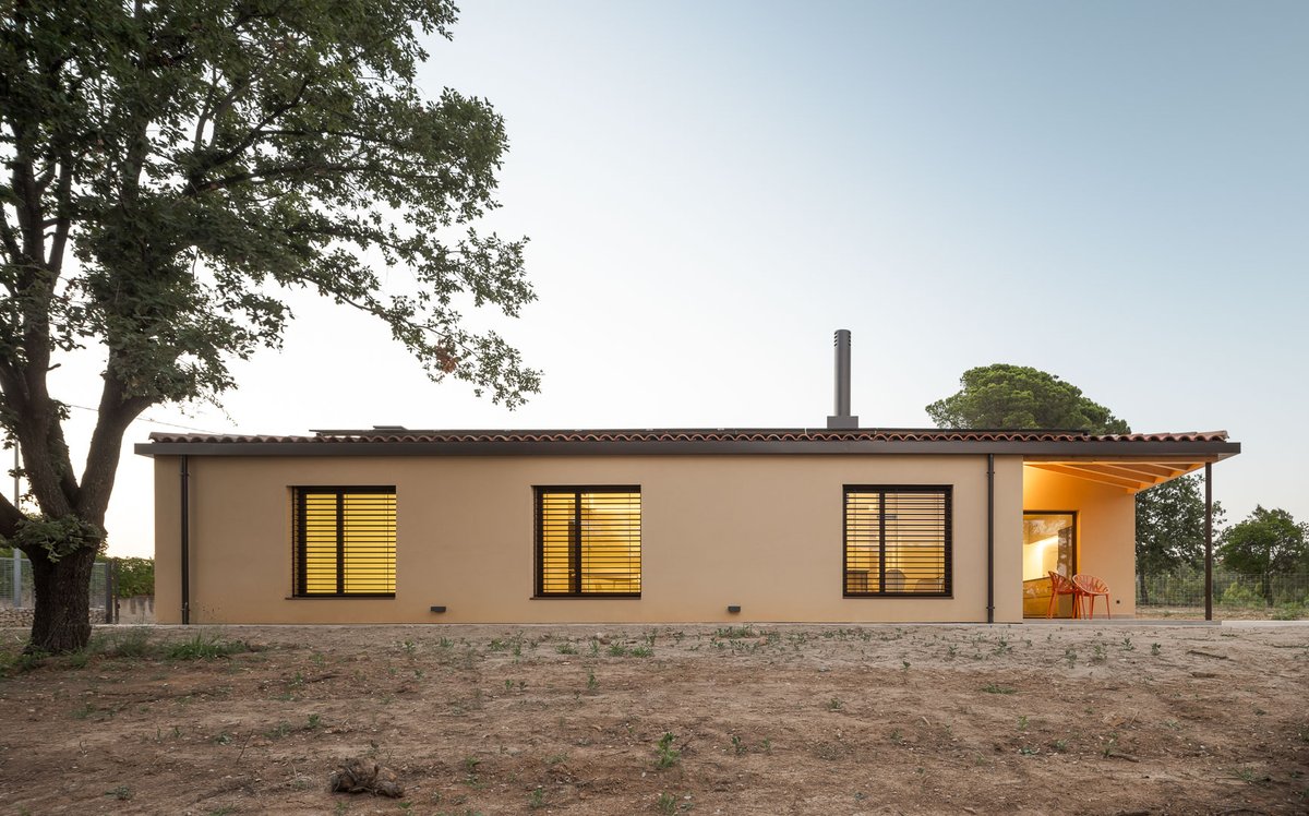 La coberta de la casa de Mas Llunés és de teula a 4 aigües, on un dels vessants està encarat a migdia i esdevé el lloc ideal per a instal·lar-hi les plaques fotovoltaiques, que converteixen la casa en un habitatge “positiu” (genera més energia de la que consumeix)