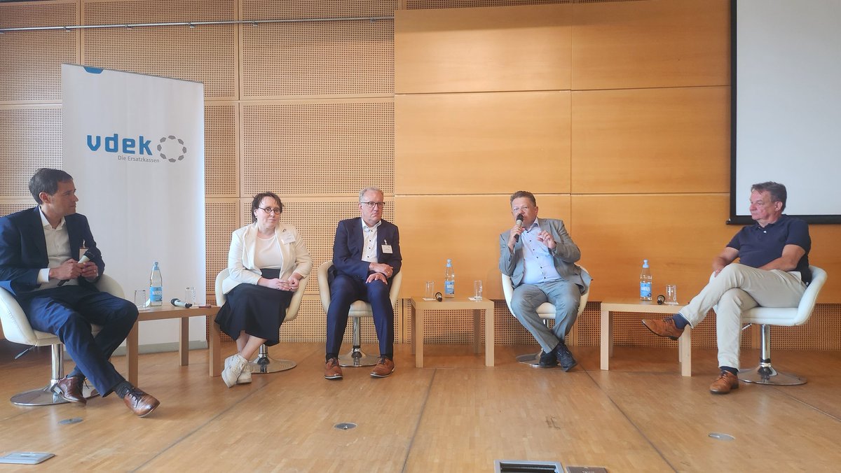 vdek_NDS's tweet photo. Spannende Diskussion über die Reform der #Notfallversorgung auf unserem #Ersatzkassenforum. Für den vdek muss der #Rettungsdienst zwingend einbezogen werden. https://t.co/xxf2XXbnfP https://t.co/PU0QVmQOqs