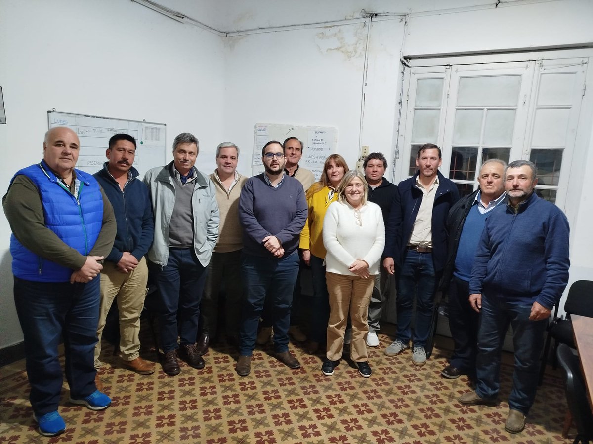 lucia_minutti's tweet photo. @PNacionalSalto con representantes del Salto Horticola, en conversaciones con los partidos politicos por la pronta apertura de la Central Hortícola del Norte proyecto al q los Salteños venimos apostando desde hace años. Vamos todos   x la apertura el mes q viene @LuisLacallePou https://t.co/Z0osqjfz46