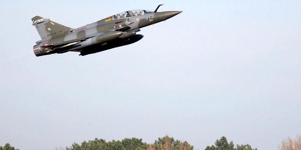 thetoitoi's tweet photo. 2 Mirage 2000 sont entrés en collision dans le Nord de la France.

Les pilotes sont pour le moment introuvables. https://t.co/ZMFXQYn5Uy