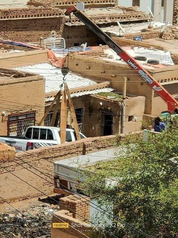 هكذا نهب الدعم السريع منازل المواطنين ، حاول المواطنون حماية  سياراتهم  بتعطيلها عن طريق اخراج بطاريات السيارات والاطارات محاولين حمايتها من السرقة المنظمة التي قامت بها قوات الدعم السريع ضد السودانيين ، فكان السلب يتم عن طريق استخدام الرافعات نهارا جهارا باستخدام الاسلحة الثقيلة