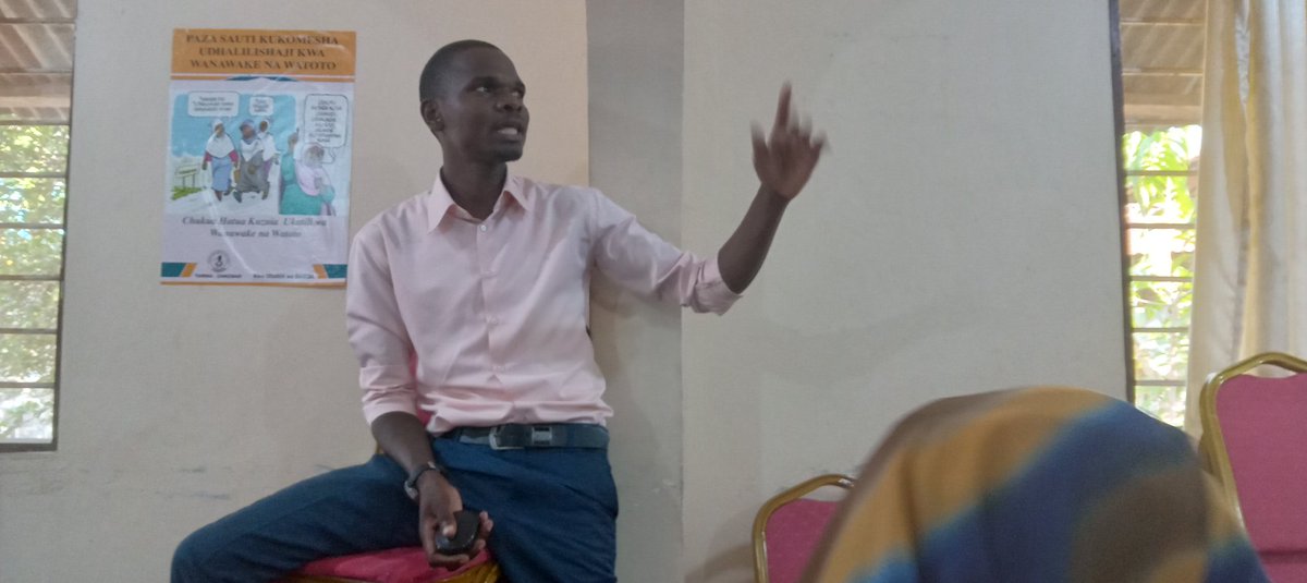 FatmaHamadFaki1's tweet photo. Wandishi wa habari itumieni mitandao ya kijamii wakati mnapoandika habari zenu ili muweze kupata fursa mbali mbali za kimaendeleo zilizomo kwenye mitandao hiyo Gaspa Chas anaeleza#MwanamkeNiKiongozi@TamwaZanzibar https://t.co/Zf1aLwb5RC