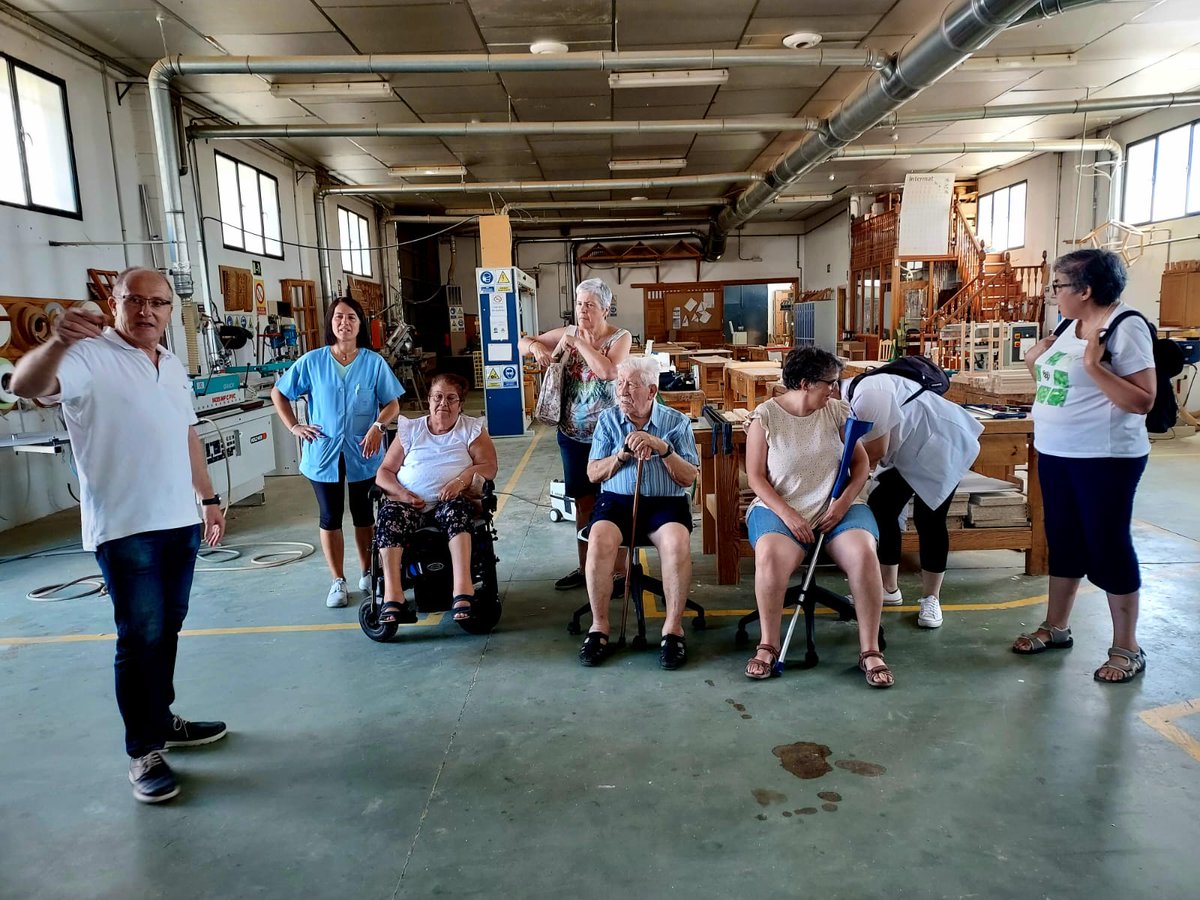 EscuelaMaderaER's tweet photo. Hoy recibimos la visita de un grupo de personas usuarias de la Ayuda a Domicilio de nuestra localidad. Una experiencia muy gratificante, enmarcada en la iniciativa "Paseos de Sabiduría" organizada por la Concejalía de Deportes del Ayuntamiento de Encinas Reales.
#VenALaEscuela https://t.co/XXaPrtcqJ9