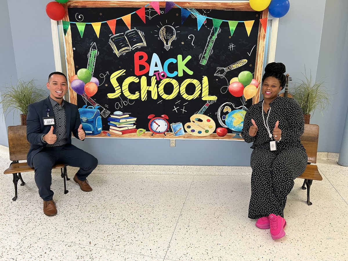 BruceElementary's tweet photo. "Big shoutout to Dr. Soliz for stepping up when the Bruce Bulldogs needed him this morning. Always there to lend a hand! #Bulldogs #Grateful @HISDCentral @DanielSolizj https://t.co/qRzfwTPcmq