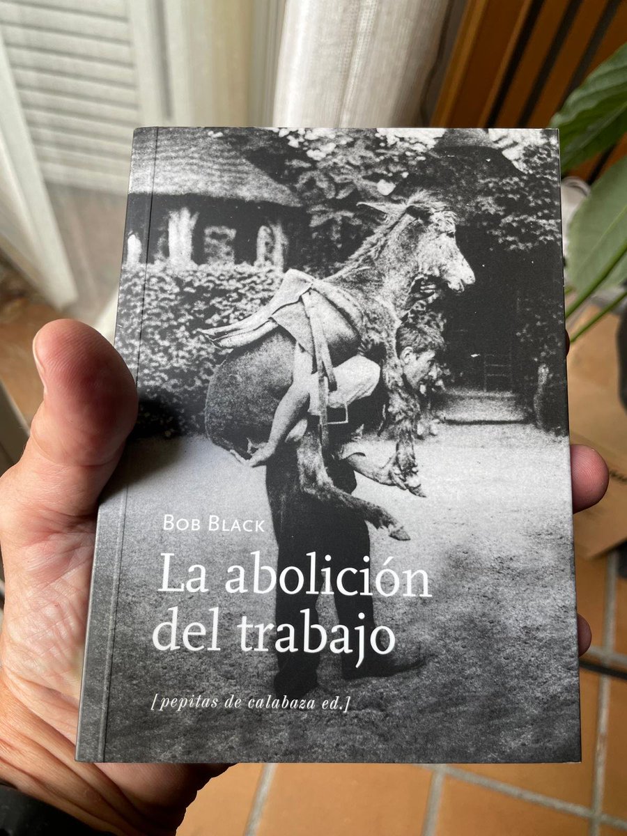 Lecturas alternativas y necesarias, como esta "Abolición del trabajo" de Bob Black, que podría haberse escrito esta mañana. Es una delicia anarquista cargada de poesía y de cortes de manga al sistema. Muchos de los libros de Black no se traducen porque no hay quien los entienda.