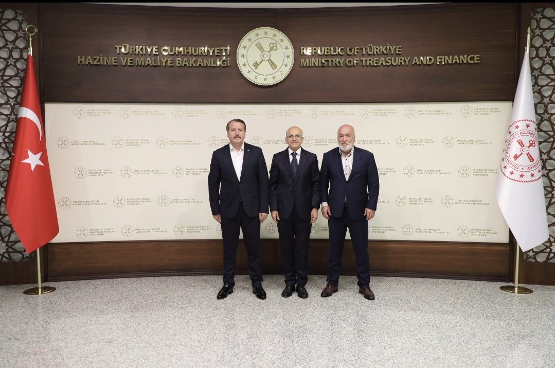 Memur Sen Genel Başkanı Ali Yalçın ve beraberindeki Genel Başkan Yardımcısı Hacı Bayram Tonbul, Hazine ve Maliye Bakanı Mehmet Şimşek’i ziyaret etti. 

Ziyarette; 

7. Dönem Toplu Sözleşme görüşmelerinde kayıt altına alınan ve Kamu Görevlileri Hakem Kurulu’nda karara bağlanan 1.
