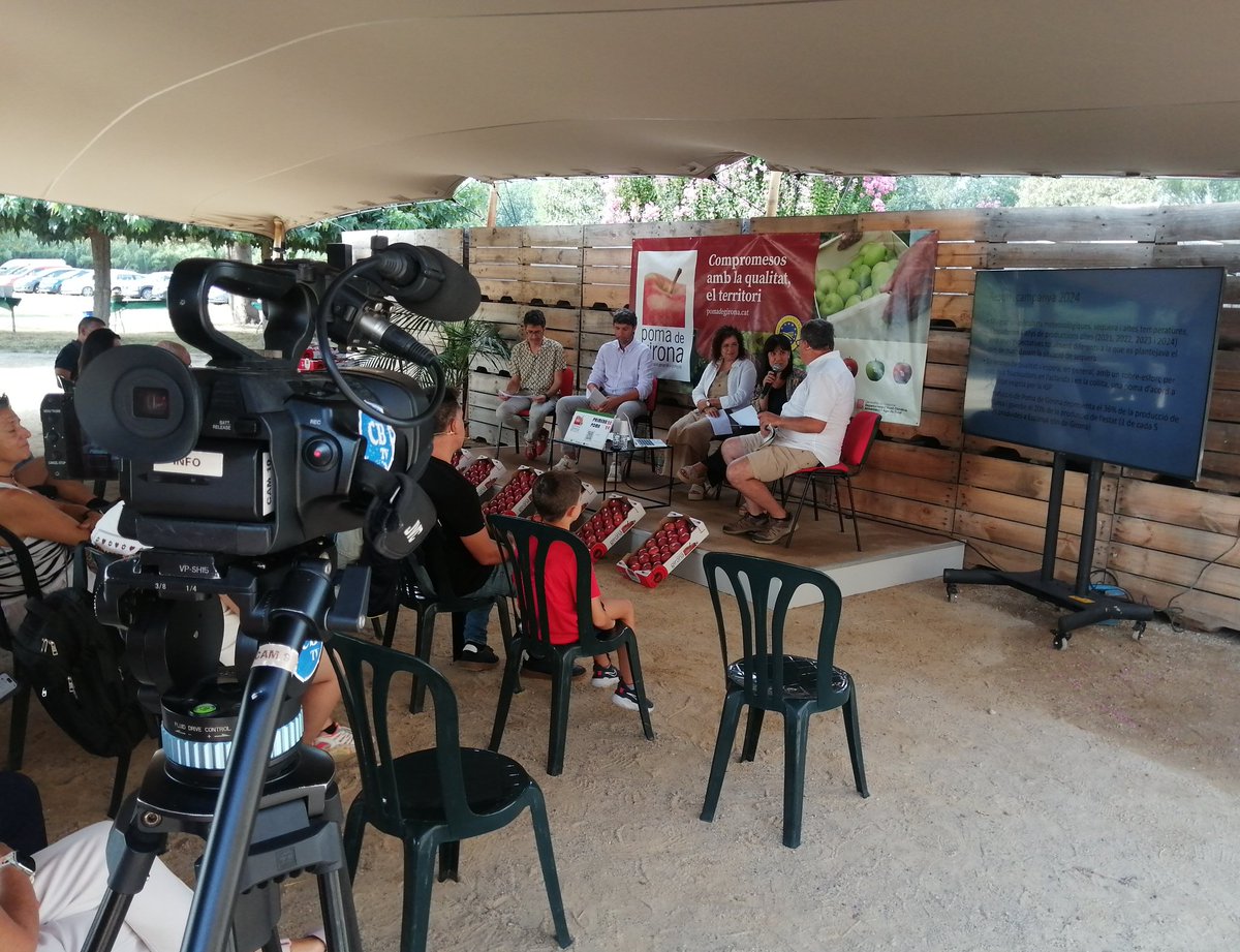 comunicacat's tweet photo. 🎥 Els mitjans de comunicació, presents en el tret de sortida de la collita de la primera #PomadeGirona 2024 (@pomadegirona) a l'IRTA - Mas Badia
🍏 L'escriptor i periodista @martigironell ha estat el convidat en l'acte simbòlic de collir la #primerapoma
#clientcomunica https://t.co/2v5jqIa8jL