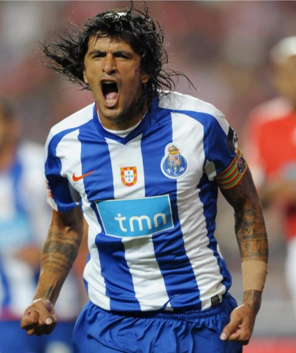 Não é preciso nascer no Porto, muito menos em Portugal.
Não é preciso bater no peito.
É preciso ter qualidade, ser profissional e fazer das tripas coração para defender as cores do clube com os adeptos mais exigentes de Portugal.