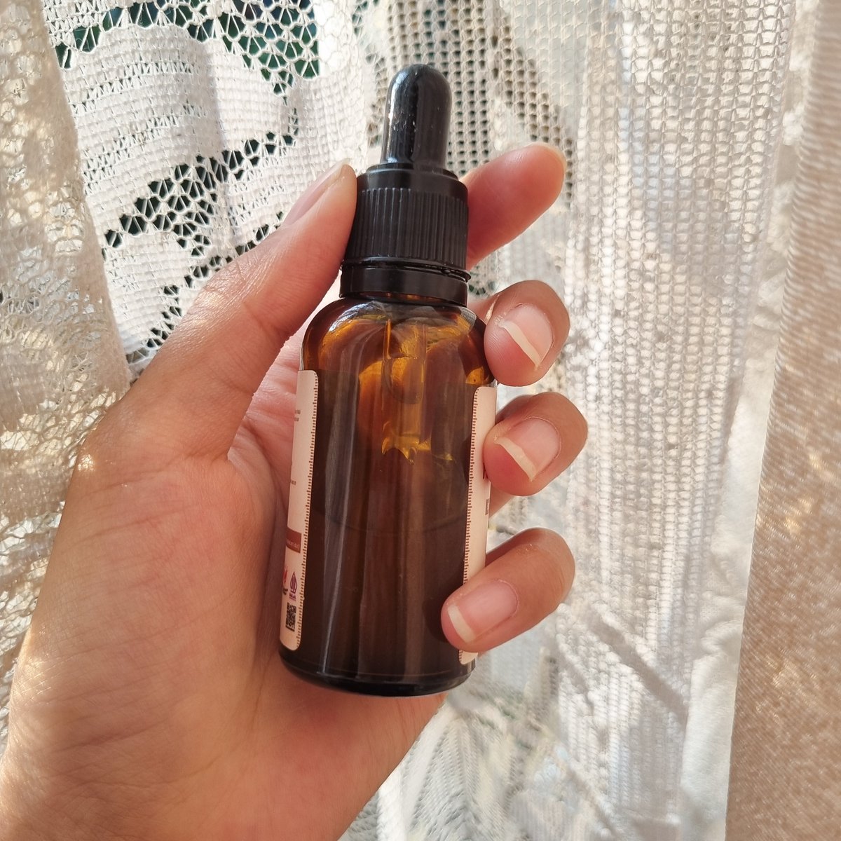 Beberapa bulan ini lagi hectic bgt irl jadi stres &amp; akhirnya berpengaruh ke rambut 🥲 Walaupun aku berhijab tapi tetep sedih rasanya kalo rambut tuh rontok, apalagi sampe tipis &amp; berjarak begini 😭 Akhirnya coba rutin pake hair serum ini, eh lumayan ada progress dong 🫶🏻