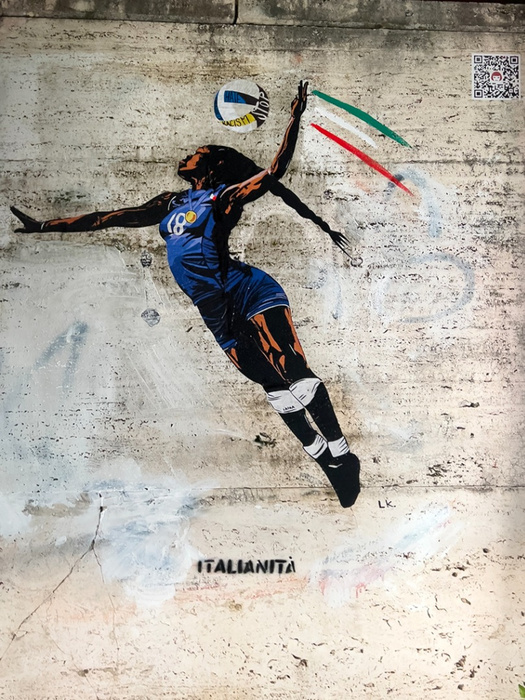 copaalemdacopa's tweet photo. Um mural em homenagem a oposto Paola Egonu, campeã olímpica com a Itália e eleita a melhor jogadora do torneio, foi vandalizado em Roma, em frente à sede do Comitê Olímpico Italiano.

O desenho, feito pela artista Laika, teve a cor de pele de Egonu trocada de negra pra branca. https://t.co/2cm1wgsBaJ