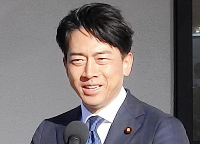 martytaka777's tweet photo. 小泉進次郎の謎
卒業大学：関東学院大学経済学部経営学科 偏差値40
しかもこの大学での成績は真ん中あたりだったという。
しかし、なぜか名門コロンビア大学大学院に合格。
1年後にディベートの授業も、なぜか突破し政治学で修士の学位を取得。さらにシンクタンク戦略国際問題研究所（CSIS）の非常勤研究員に。超優秀でないとこのシンクタンクには入れない。
しかし進次郎の英語を聞く限り、まったくそのレベルに達していない。ようするにパパのコネで生きてきた人。
で、こいつを総理にすると言っているマヌケは誰だ？