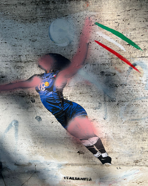 copaalemdacopa's tweet photo. Um mural em homenagem a oposto Paola Egonu, campeã olímpica com a Itália e eleita a melhor jogadora do torneio, foi vandalizado em Roma, em frente à sede do Comitê Olímpico Italiano.

O desenho, feito pela artista Laika, teve a cor de pele de Egonu trocada de negra pra branca. https://t.co/2cm1wgsBaJ